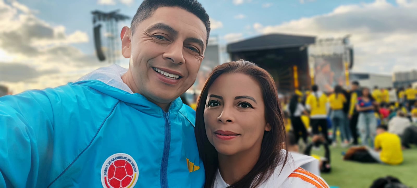 Sandra y William sonriendo juntos en un evento
