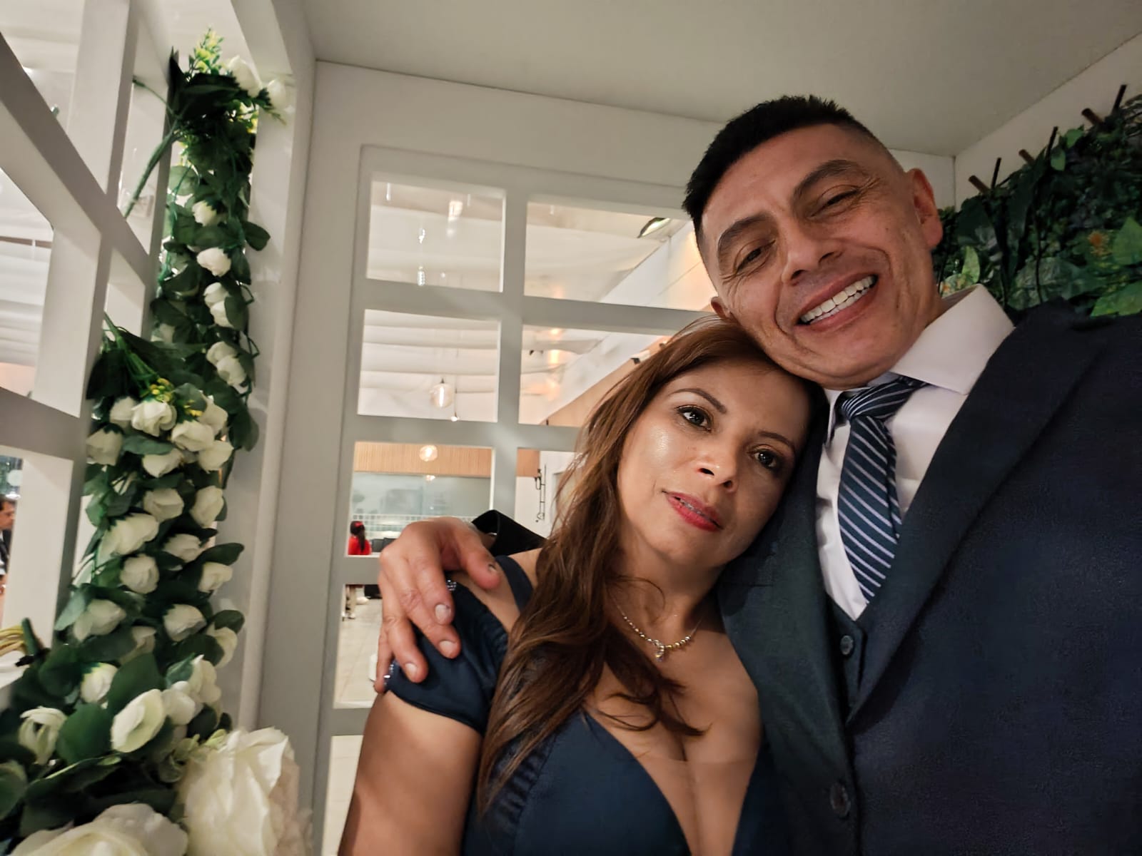 La pareja celebrando una ocasión especial