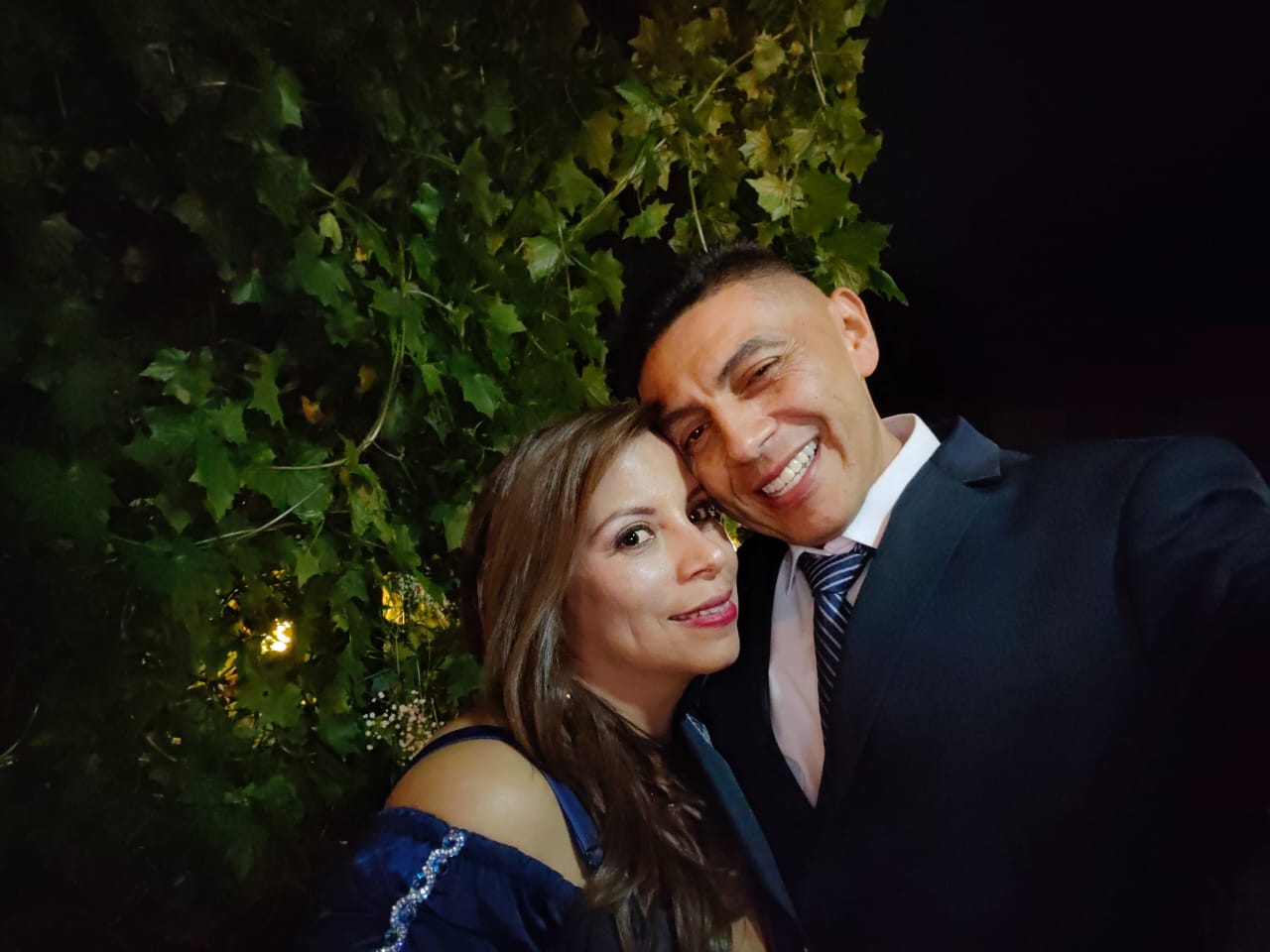 La pareja sonriendo en una celebración