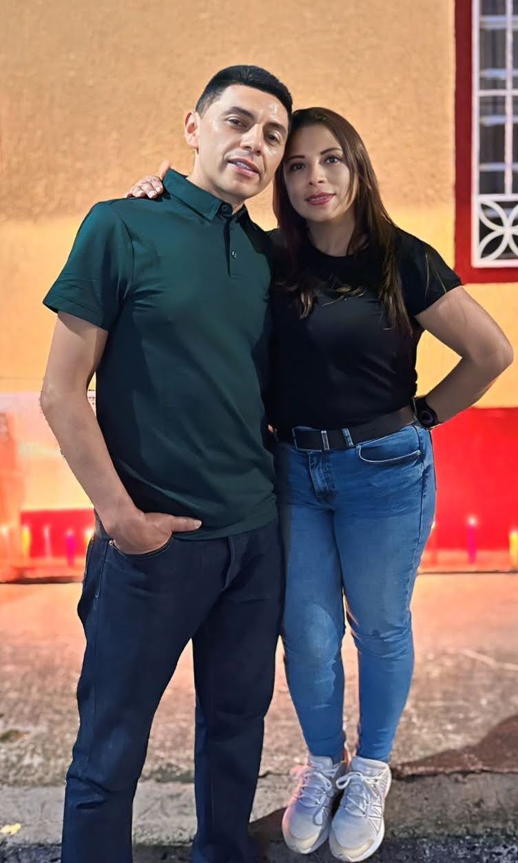 La pareja posando junta